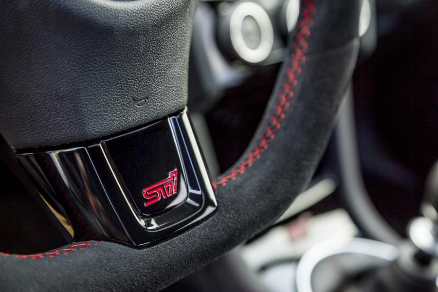 Детали интерьера Subaru WRX STI Final Edition 2019 года  (ES) (фото 32 из 40)